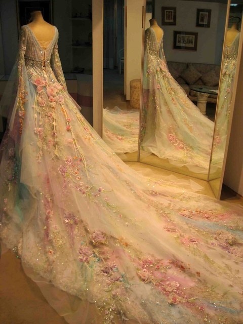 dejavu394:

thedaughterofflowers:

i cant get over this

now that is a princess fairy tale dress
