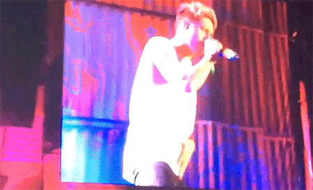 
Niall’s crotch grab during ‘Better Than Words’ - 25.4.14.
