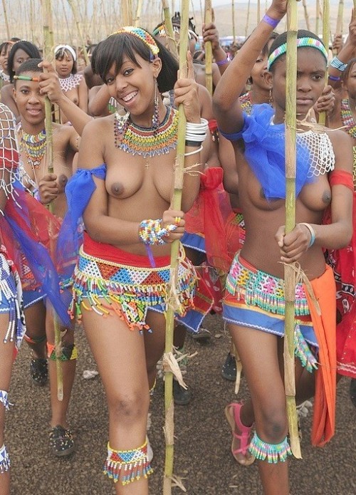 thingsiliketoo:

Feel free to reblog and follow: http://thingsiliketoo.tumblr.com. Ebony Amateur

In a world where cute girls parade topless through the streets in short skirts and bright smiles&#8230;