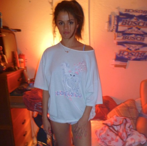 Selena Gomez has on no make up in this Twitter pic nd she&#8217;s still HOTT how many celebs these days can say that&#8230;