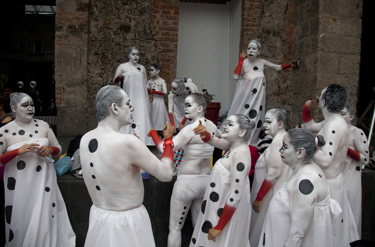 EL CUERPO Y EL ARTE. Un grupo de personas que han pintado sus cuerpos durante el Fonambules Body Paint International Festival en la Ciudad de México, el viernes 30 de mayo de 2014. El festival de este año se inspira en motivos relacionados al idioma. (AP / Eduardo Verdugo)