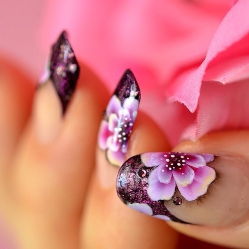 Floral nails Credit to @tartofraises (http://ift.tt/1yE79q2)