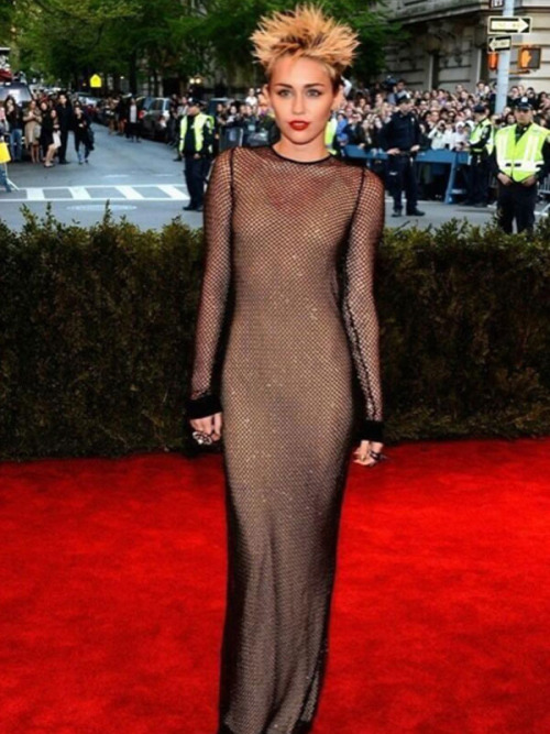 Miley Cyrus Posing at the Met Twitpic&#8230;