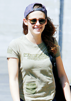 
New HQ pictures of Kristen out in LA (x)
