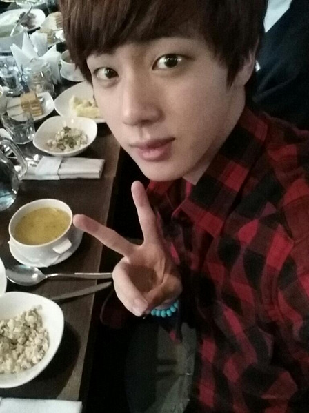 [TRANS]" pic.twitter.com/X7xxNKj0zU Eating Russian food&#8221; “@BTS_twt: 러시아 밥먹는중임&#8221;Trans by Cat@ABSPlease take out with full credits.