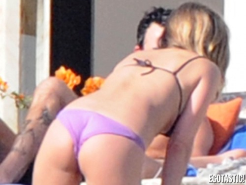 Here&#8217;s another one of Jennifer Aniston&#8217;s Bikini Pics In Cabo this time she&#8217;s giving up an awesome backshot&#8230;