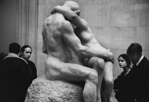 Elliott Erwitt, photograph of Rodin's The Kiss