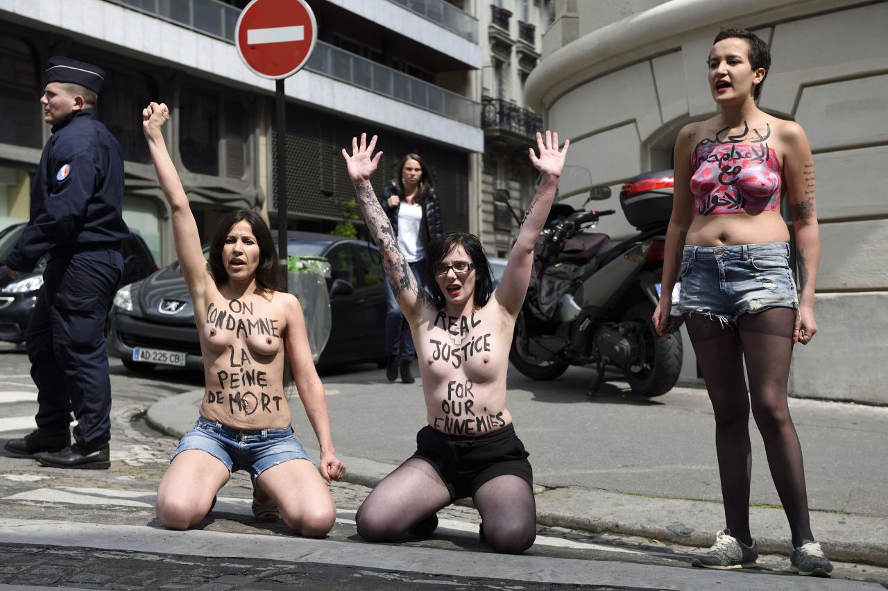 Activistas de Femen gritan consignas frente a la embajada egipcia en París, durante una manifestación en contra de las sentencias de muerte dictadas por un tribunal egipcio a 683 presuntos islamistas. El lema en árabe en el cuerpo de Sboui lee &#8220;No a la pena de muerte, incluso para los Hermanos Musulmanes&#8221;. AFP