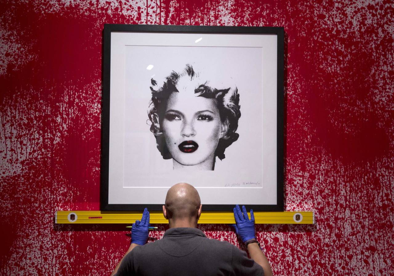 
GRAFFITIS. Kate Moss. Exposición retrospectiva no autorizada del artista grafitero Banksy presenta 70 obras de arte en Londres. Banksy es el más famoso por su anárquica obras de graffitis de contenido social que aparecen en la arquitectura de la calle sin previo aviso en Gran Bretaña. (AP)