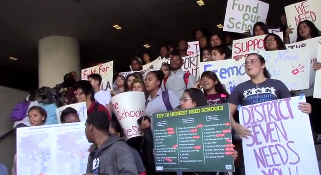 Students in LA deliver 4,000 petitions