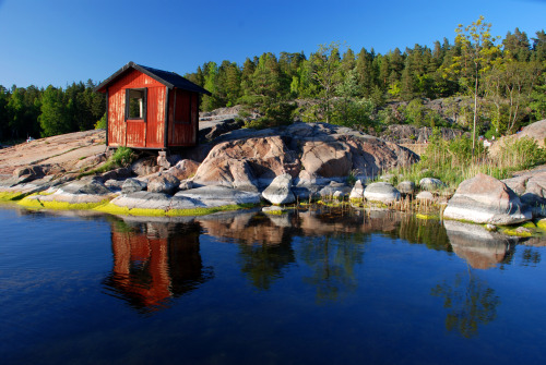 cabinporn:

Boat house in Stockholm archipelago, Sweden. 
Contributed by David Berry.
