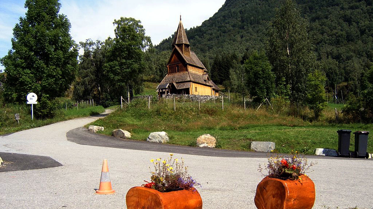Iglesia de madera de Urnes (Noruega). Es una de las iglesias más antiguas del país y se sabe que fue erigida en la Edad Media. Su estilo de construcción, con elementos vikingos, la hacen única y por eso fue declarada Patrimonio de la Humanidad en 1979. 