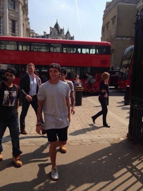 
@janoskians: Found some time for us all to do some sightseeing in London! Gorgeous day too.
