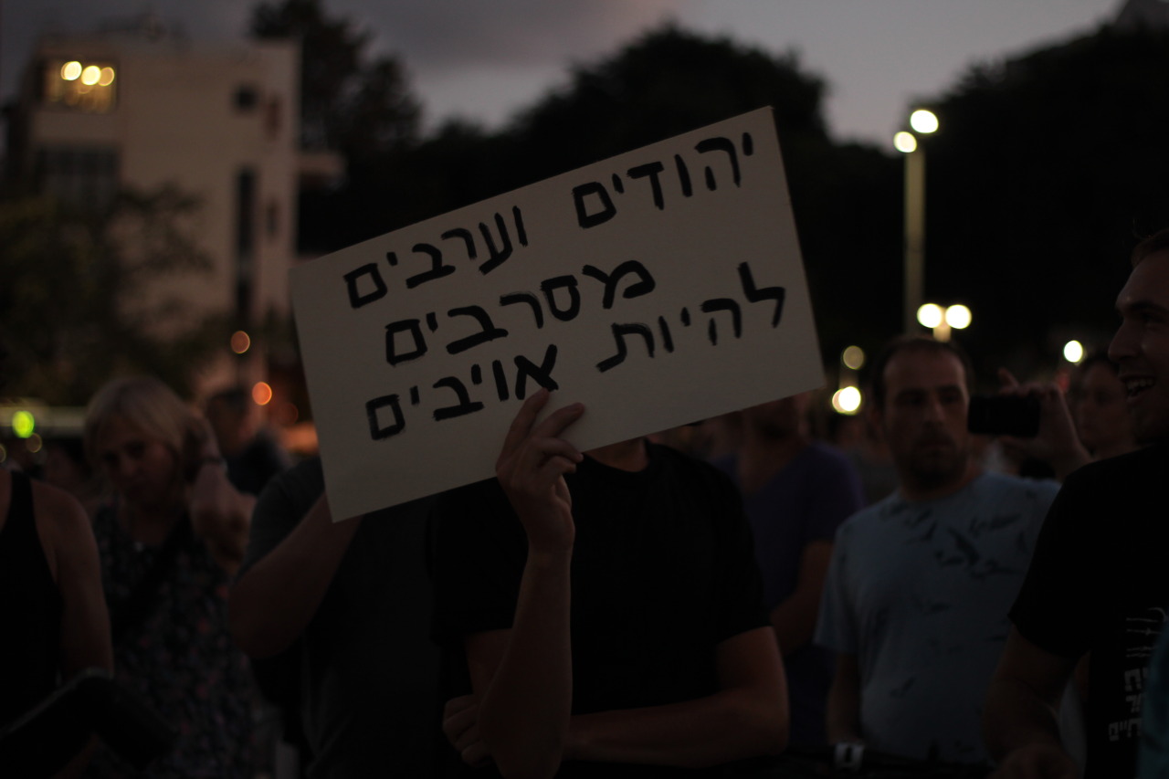 Un manifestant pro-palestinien, lors du rassemblement du 17 juillet 2014 au soir. Sur la pancarte on peut lire : "Israéliens et Arabes refusons d'être ennemis"