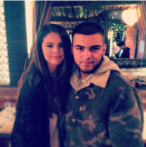 @adorauhll: WTF THIS GUY FROM MY OLD SCHOOL JUST MET SELENA WTF IS THIS REAL