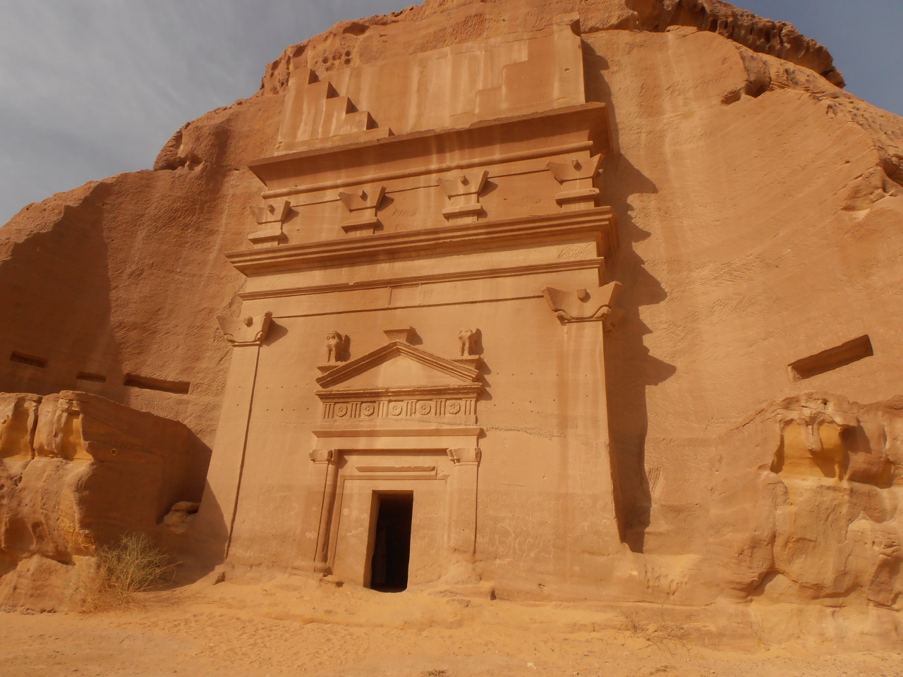 Mada&#8217;in Saleh (Arabia Saudí) Segundo mayor asentamiento de la cultura nabatea. solo superada por Petra (Jordania). Se trata de una ciudad con una enorme riqueza arquitectónica y desde 2008 es Patrimonio de la Humanidad.   (AP)