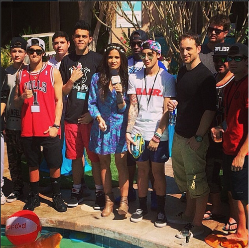 
@etonline: Repost from @rocsidiaz Check out @etonline hanging out at the #tinhouse #Coachella2014 with all the biggest social media influencers
