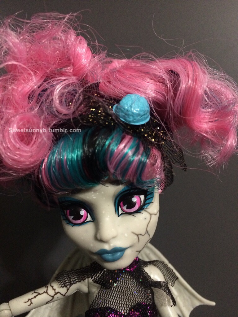 sweetsunnyb:

Zombie Shake Rochelle.some very quick photos. Love the little details like her Notre Dame inspired bag and little brain top hat. Oh and she has claw hands.
