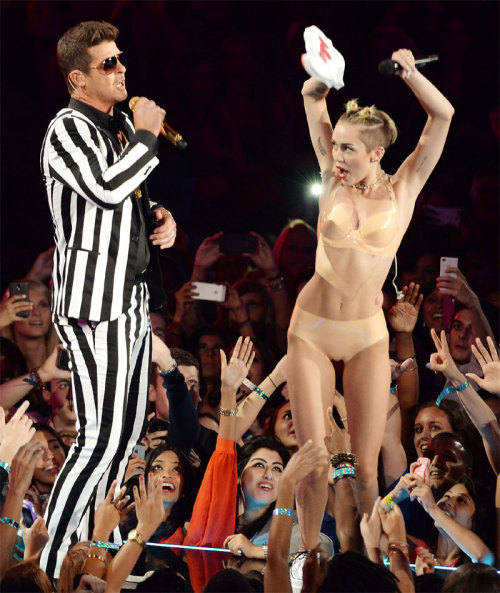 Miley Cyrus Shows Off Her Ass Cheeks and a MASSIVE Cameltoe at the VMA&#8217;s&#8230;