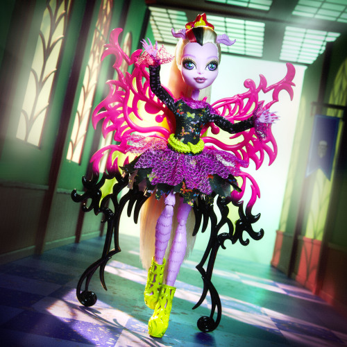 gorygazette:

Monster High Student Bodies Welcome Bonita Femur
Rounding out the new group of Hybrid monsters is Bonita Femur. From her deadlightful wings to her boney feet, she’s rocking mad vintage style.
Learn more about Bonita: http://freakyfabulo.us/1n88d3u