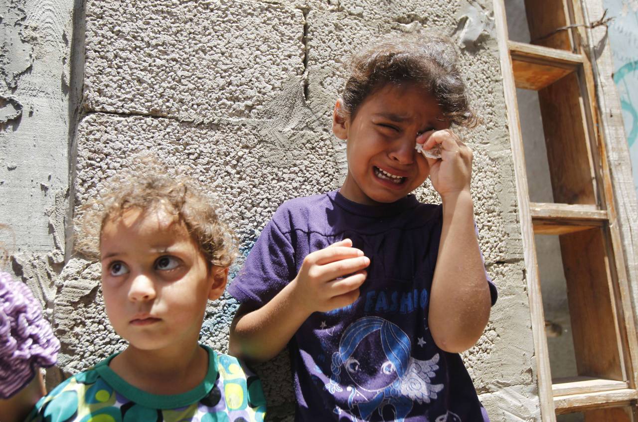 
EL SUFRIMIENTO DE LOS NIÑOS DE GAZA. El miedo, el hambre, la sed, el dolor, el desarraigo, la pérdida, la muerte. La cara de los chicos de Gaza, las víctimas indefensas de la escalada militar de Israel que comenzó la operación terrestre como una ofensiva mortal para acabar con el lanzamiento de cohetes en el enclave gobernado por Hamas. En total ya son 261 las personas fallecidas desde el inicio de la operación israelí contra la Franja, 50 de ellos niños y menores. (AFP)