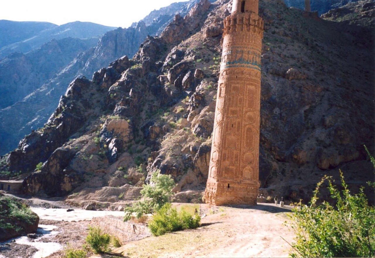 Minarete de Jam (Afganistán). Este alminar es uno de los mayores ejemplos del arte islámico oriental gracias a la arquitectura y los elementos que lo decoran. Junto a los restos arqueológicos que lo rodean fue declarado Patrimonio de la Humanidad en 2002.