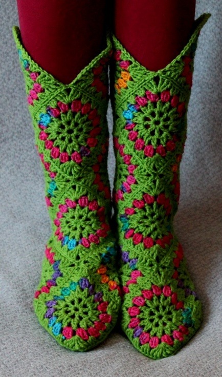 motleycraft-o-rama:  Granny square boots from Draugiem.lv 