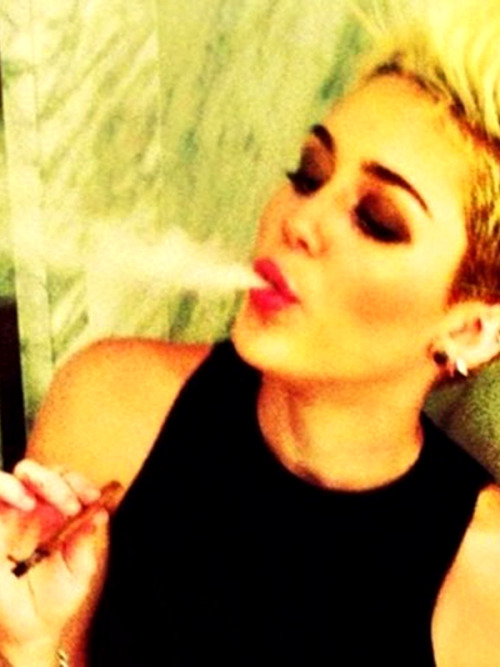 Miley Cyrus Blows Smoke on Twitter&#8230;look at the blunt&#8230;rolled like a pro&#8230;this clearly isn&#8217;t new for her&#8230;