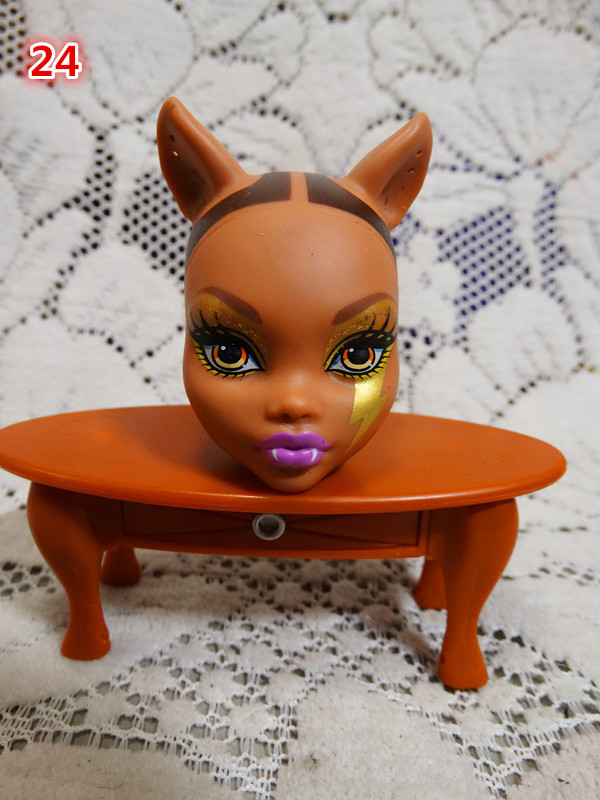 momdusa:

sassking-trevor:

Items I found on Taobao!
An assortment of budget Freaky Fusion items, some accessories I assume will be for the new CAMs, and another picture of the Frankie-inspired Clawdeen to go along with Jackson and Draculaura.

I’m gonna need the cat ear head band, yes….
