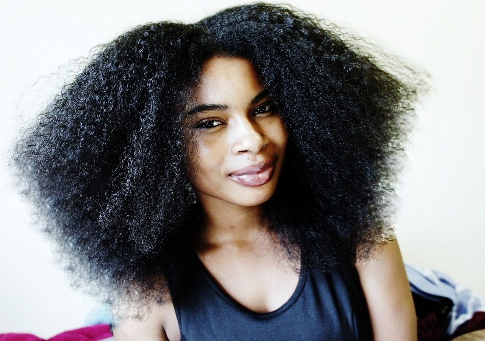 aucurlsnaturelle:

Heatless AFRO: have you ever tried stretching your hair using Bands? 
Ive done a vid on it with my short hair, hopefully i’ll do another soon, so far, here is the result of banding on my hair now  
fro’s are the SH!t &gt;x&lt;
Product use: Castor Oil, Co-Touch by Fine Naturals.https://www.youtube.com/watch?v=WuhsteXg6Ys
