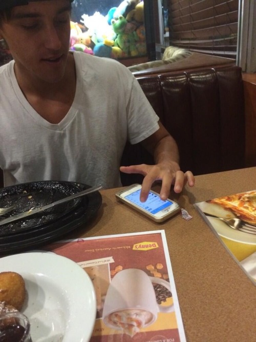 @oge_stevo: Beau following people that follow me. Haha hard at work at Denny&#8217;s http://t.co/swImkjympD