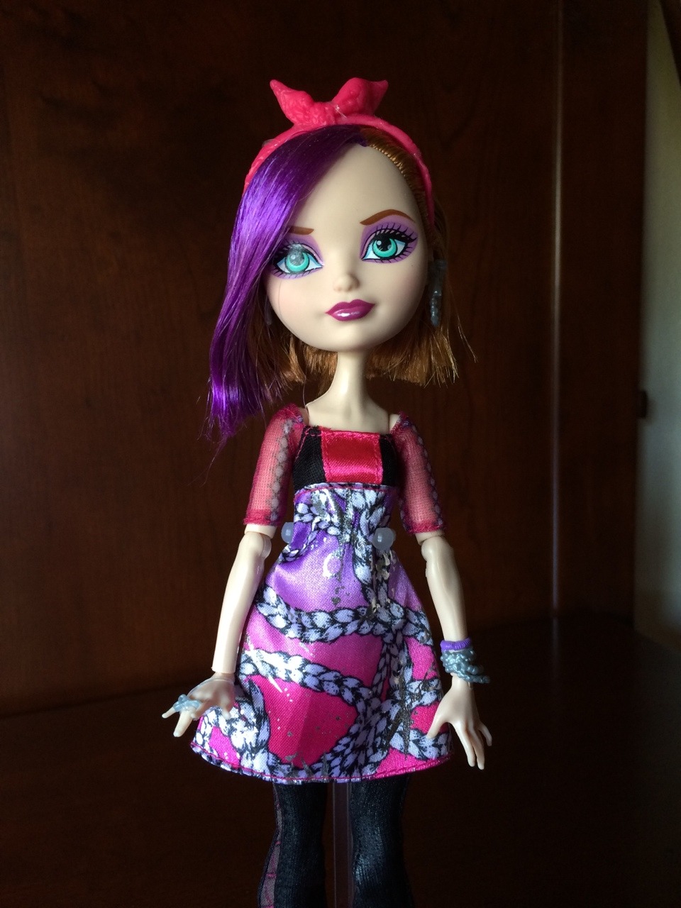 frozenmonsterhigh:

Poppy O’hair detailed pictures. She has double piercing in one ear with with scissor and chains, while the other is just a scissor like her ring
