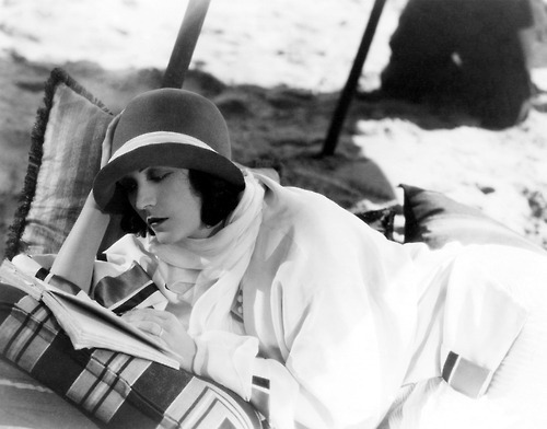Negri reads.
womenreading:

Pola Negri (1897-1987)
