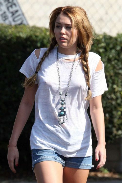 Malfunction Monday has Miley&#8217;s nipples to show&#8230;I bet she didn&#8217;t know&#8230;yeah right
