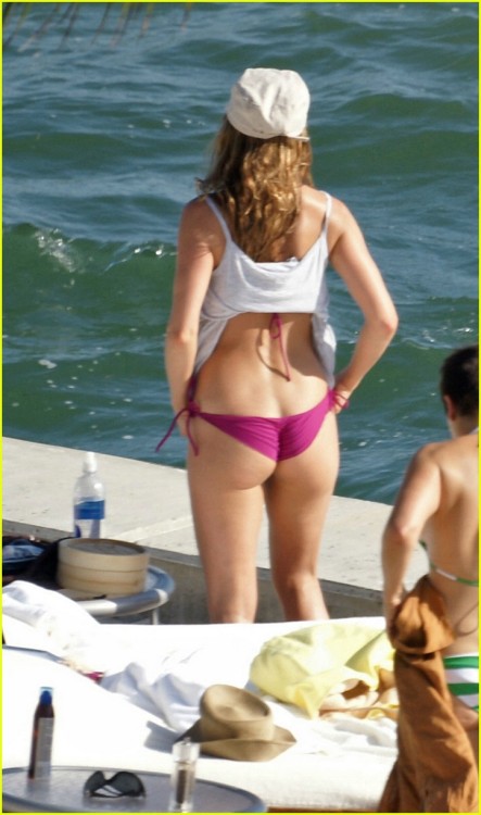 Wow check out Jennifer Aniston&#8217;s ass here&#8230;it actually looks&#8230;(I can&#8217;t believe I&#8217;m about to say this)&#8230;phat