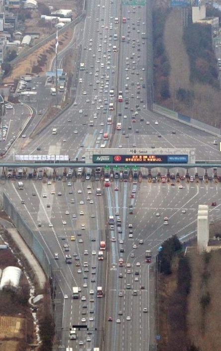 Optical Illusions
An aerial photo of a toll booth on a flat highway creates an amazing bending effect.