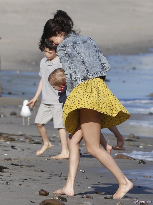 OK Tumbs we gonna end Malfunction Monday with a 3Peat of Selena Gomez flashing her pink panties beneath her yellow skirt while hanging out with that Bieber boy nd some children..SHOT NUMBERONE