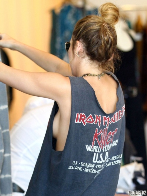 Miley Cyrus&#8217; always liked to show a little as she shows a  sideboob while shopping in Calabasas.