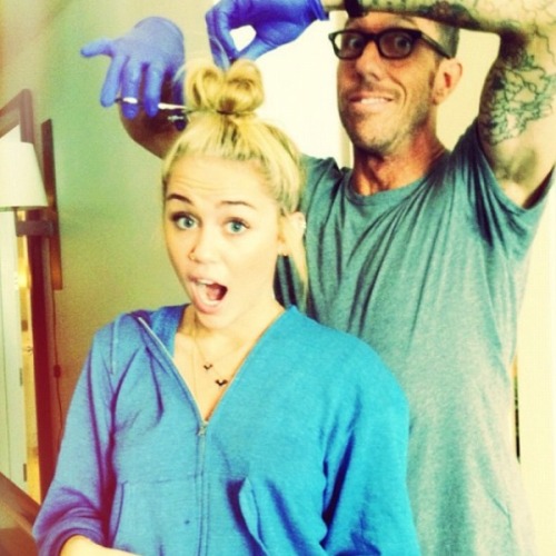 OMG MOMENT&#8230;yeah I know that they are rare here but look at Miley Cyrus&#8230;DI SHE DO IT?&#8230;stay tuned..