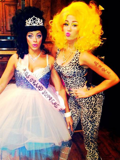 Miley Cyrus Dressed as Nicki Minaj for Halloween Twitpic&#8230;