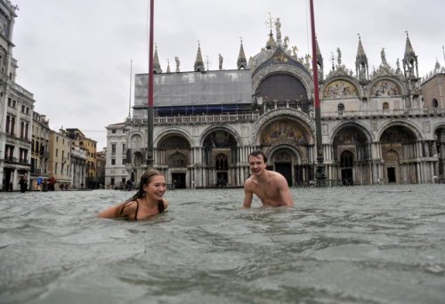 arcthic:

calebostgaard:

A young man and a woman enjoy swimming in flooded St. Mark’s Square in Venice, Italy, Sunday, Nov. 11, 2012. I want this.


pale/glow