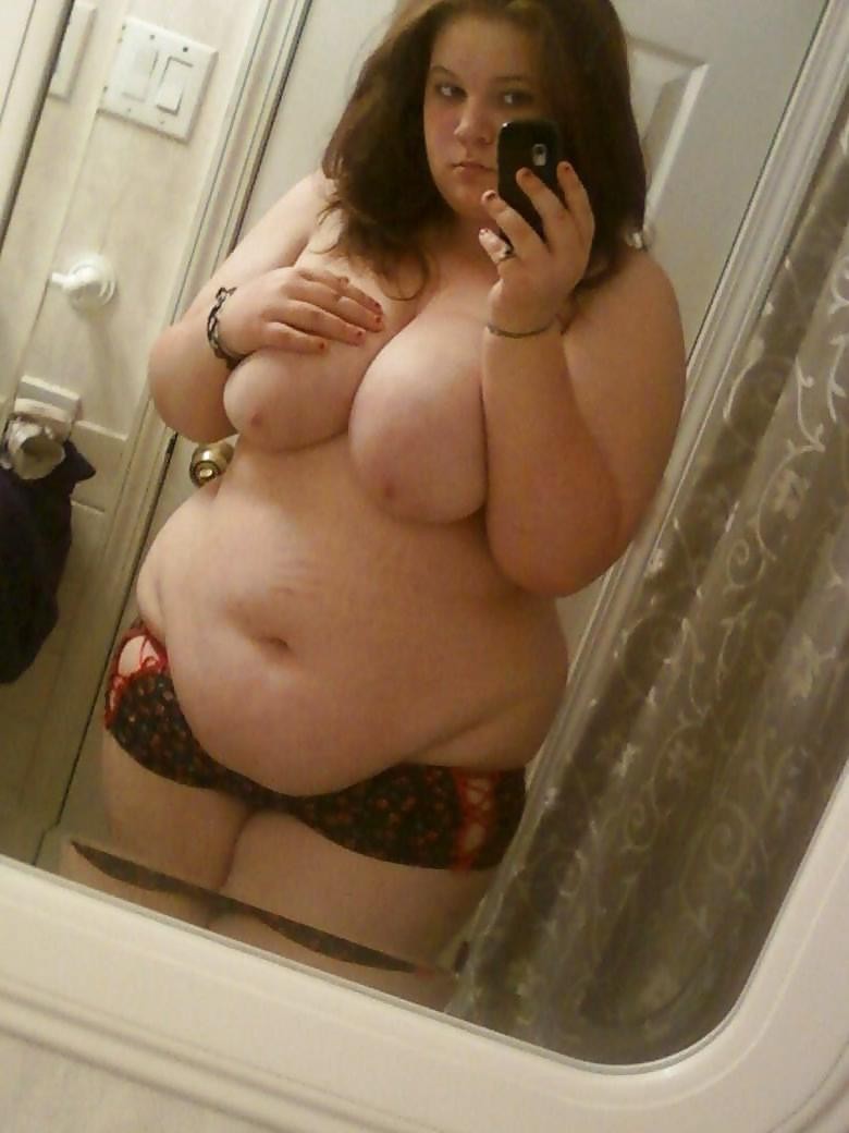 Curvy girl naked selfie