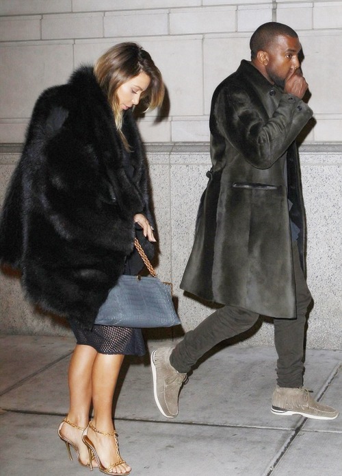 Kanye west and kim kardashian butt grab