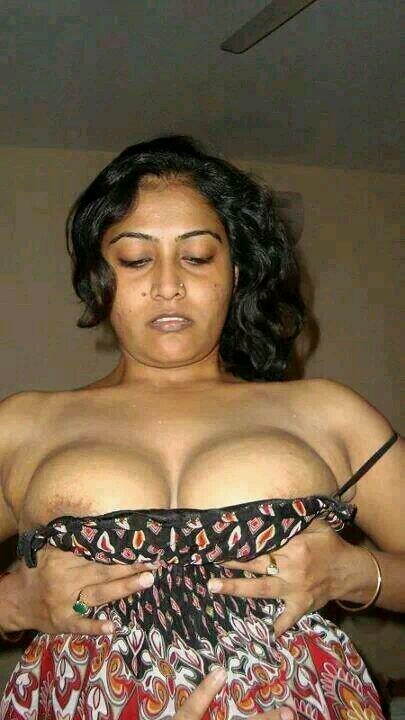 Desi bhabhi showing big boobs