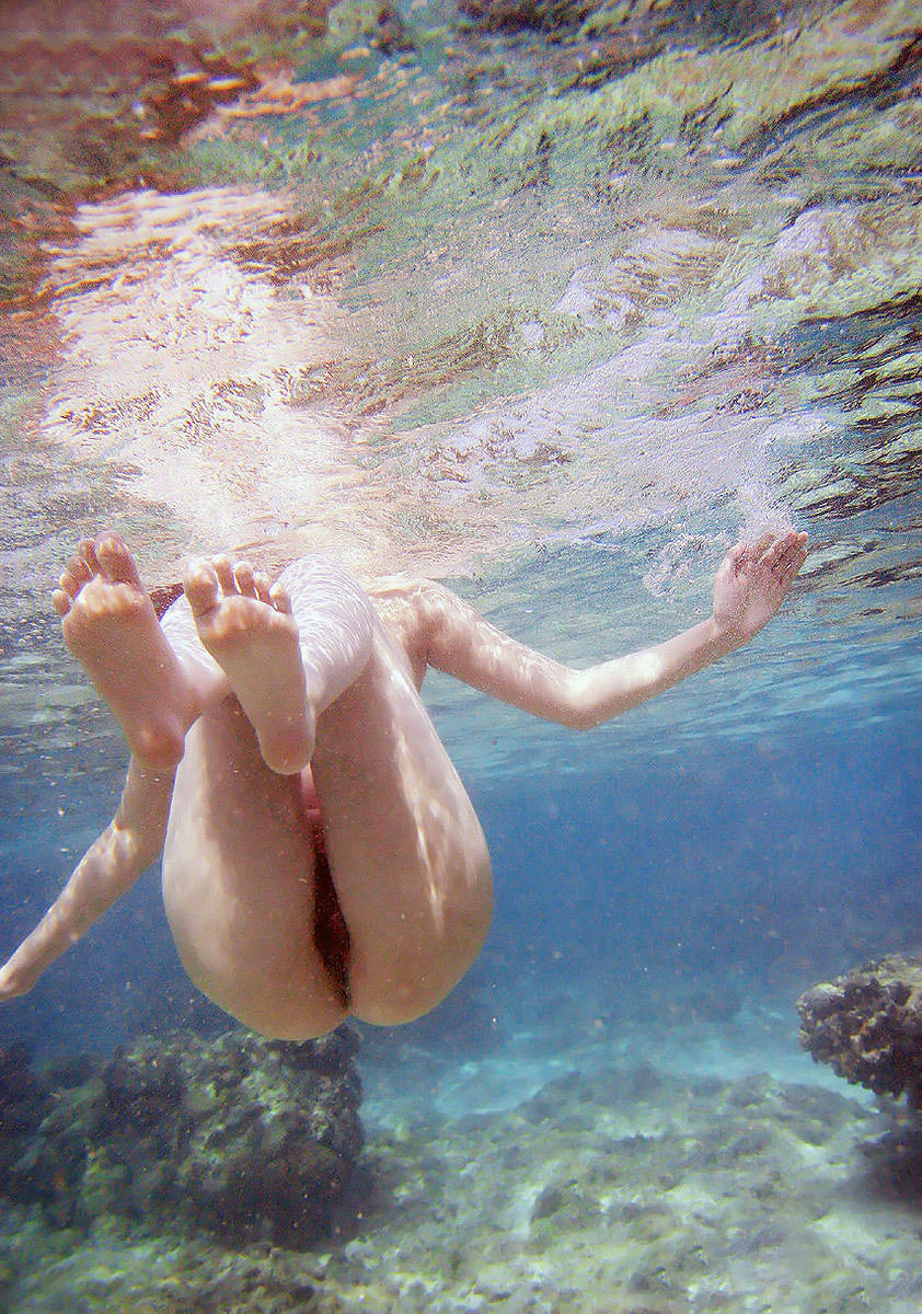 Girls swimming underwater nude