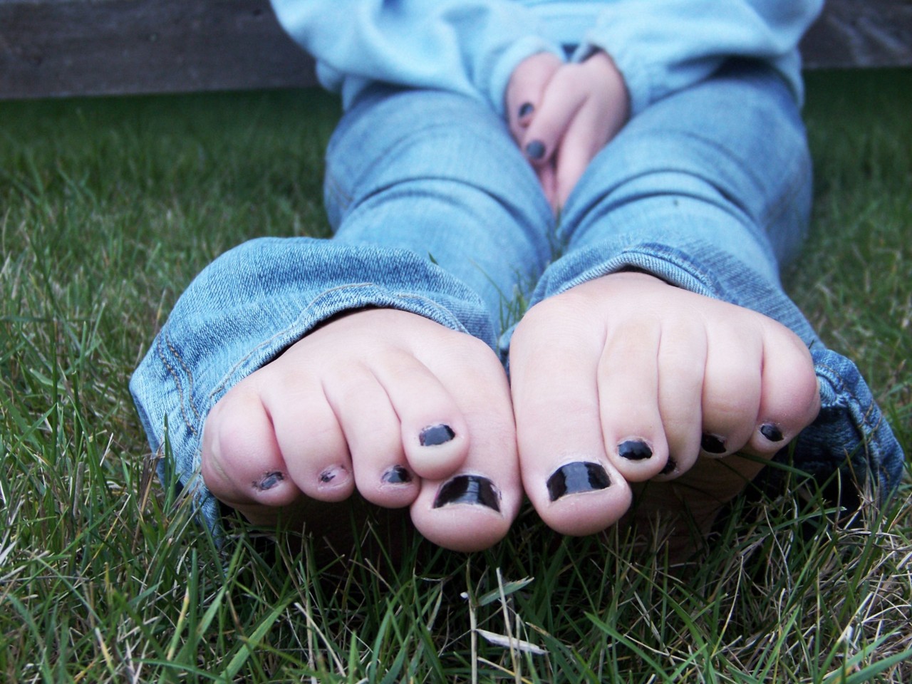 Little girls feet