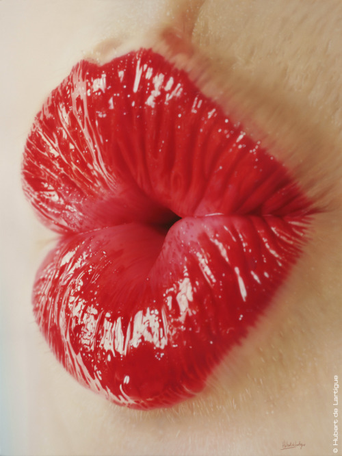 Babe gal kisses lips