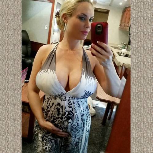 Pregnant babe outdoor