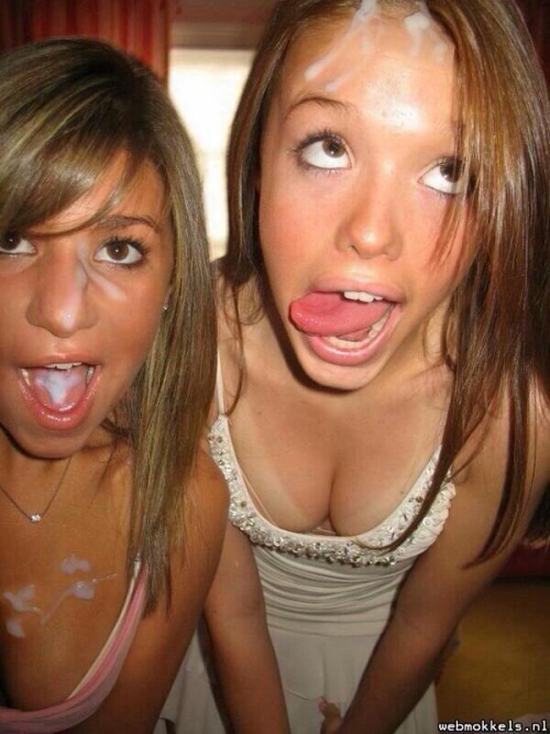 Very young girls cleavage