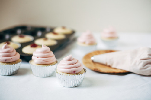 saltedtartine: strawberry hi-hat cupcakes.
